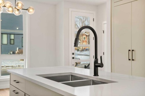 2354 7 Street Nw, Calgary, AB - Indoor Photo Showing Kitchen With Double Sink
