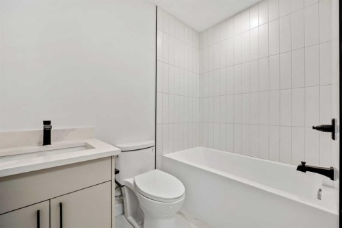2354 7 Street Nw, Calgary, AB - Indoor Photo Showing Bathroom