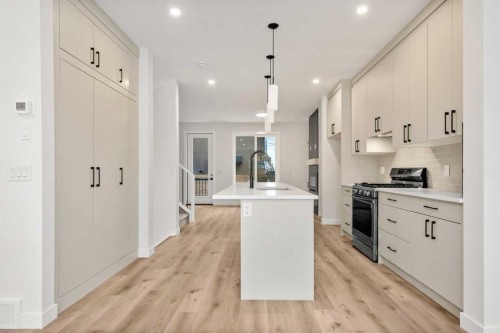 2354 7 Street Nw, Calgary, AB - Indoor Photo Showing Kitchen With Upgraded Kitchen
