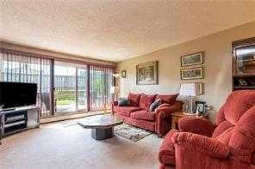 122-820 89 Avenue Sw, Calgary, AB - Indoor Photo Showing Living Room