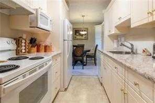 122-820 89 Avenue Sw, Calgary, AB - Indoor Photo Showing Kitchen