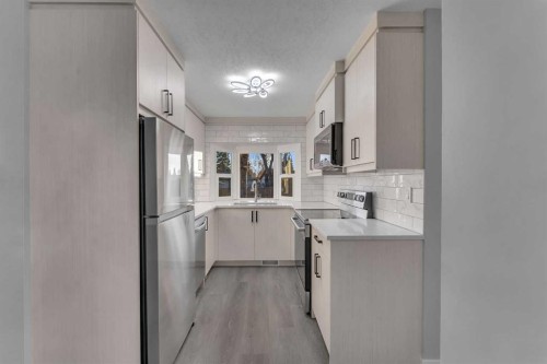 4515 Fordham Crescent Se, Calgary, AB - Indoor Photo Showing Kitchen