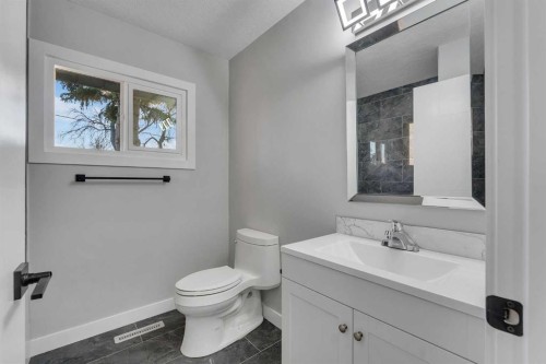 4515 Fordham Crescent Se, Calgary, AB - Indoor Photo Showing Bathroom