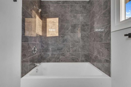 4515 Fordham Crescent Se, Calgary, AB - Indoor Photo Showing Bathroom
