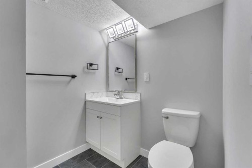 4515 Fordham Crescent Se, Calgary, AB - Indoor Photo Showing Bathroom