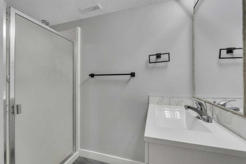 4515 Fordham Crescent Se, Calgary, AB - Indoor Photo Showing Bathroom