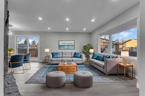 4515 Fordham Crescent Se, Calgary, AB - Indoor Photo Showing Living Room