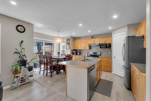 138 Saddlecrest Park Ne, Calgary, AB - Indoor Photo Showing Kitchen