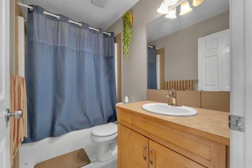 138 Saddlecrest Park Ne, Calgary, AB - Indoor Photo Showing Bathroom