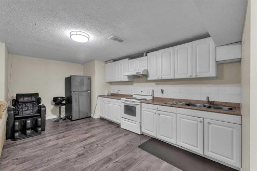 138 Saddlecrest Park Ne, Calgary, AB - Indoor Photo Showing Kitchen With Double Sink