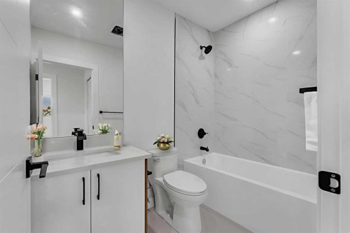 4311 7A Avenue Se, Calgary, AB - Indoor Photo Showing Bathroom