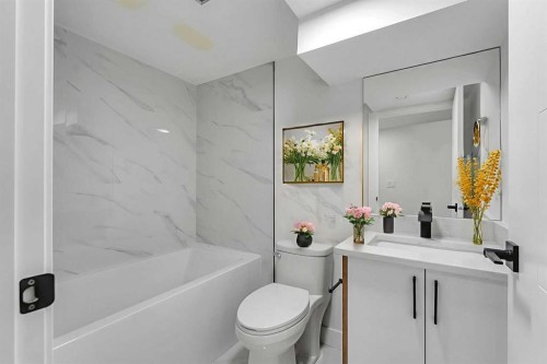 4311 7A Avenue Se, Calgary, AB - Indoor Photo Showing Bathroom