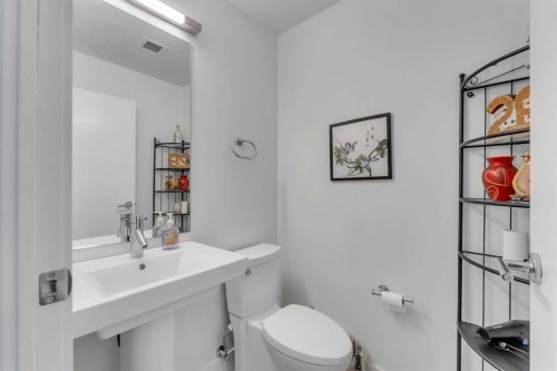 707-550 Riverfront Avenue Se, Calgary, AB - Indoor Photo Showing Bathroom