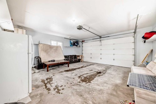 226 Saddlebrook Circle Ne, Calgary, AB - Indoor Photo Showing Garage