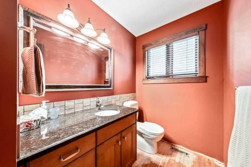 15 Strathlorne Bay Sw, Calgary, AB - Indoor Photo Showing Bathroom