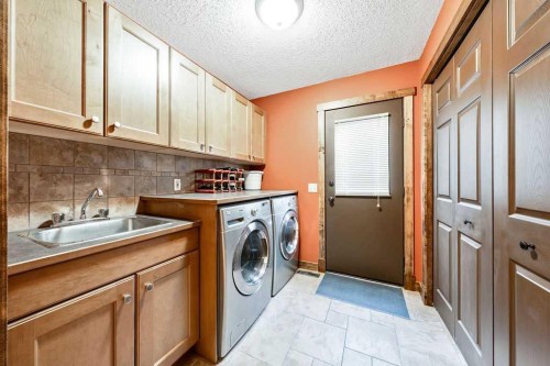 15 Strathlorne Bay Sw, Calgary, AB - Indoor Photo Showing Laundry Room