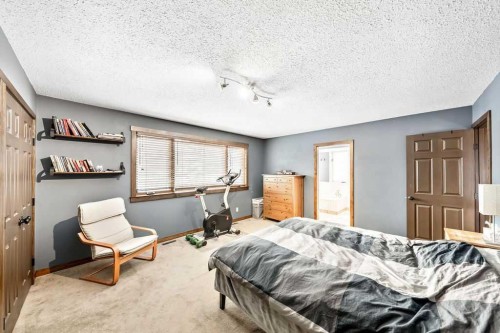 15 Strathlorne Bay Sw, Calgary, AB - Indoor Photo Showing Bedroom