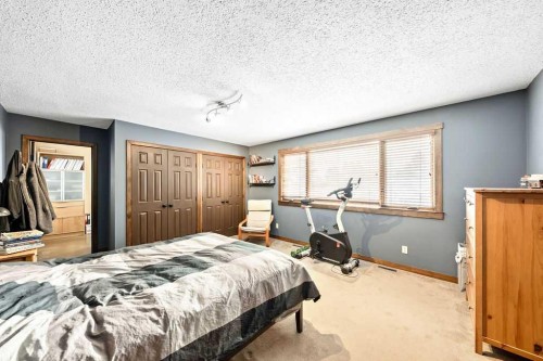 15 Strathlorne Bay Sw, Calgary, AB - Indoor Photo Showing Bedroom