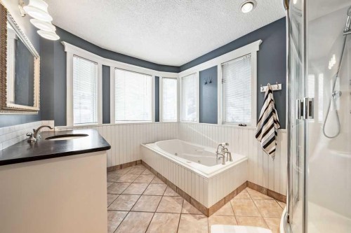 15 Strathlorne Bay Sw, Calgary, AB - Indoor Photo Showing Bathroom