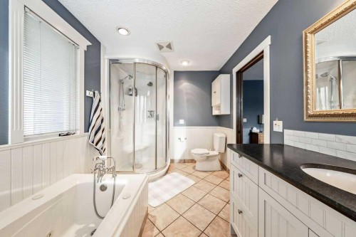 15 Strathlorne Bay Sw, Calgary, AB - Indoor Photo Showing Bathroom