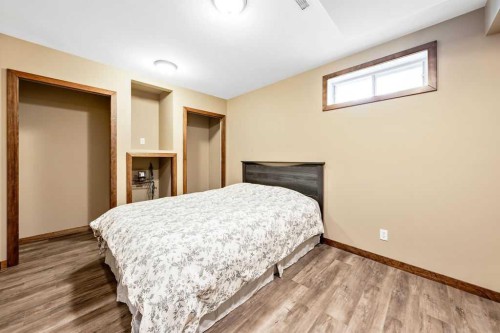 15 Strathlorne Bay Sw, Calgary, AB - Indoor Photo Showing Bedroom