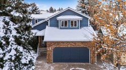 15 Strathlorne Bay SW Calgary, AB T3H 1R1