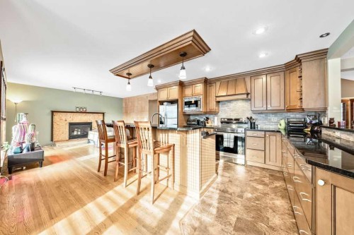 15 Strathlorne Bay Sw, Calgary, AB - Indoor Photo Showing Kitchen With Upgraded Kitchen