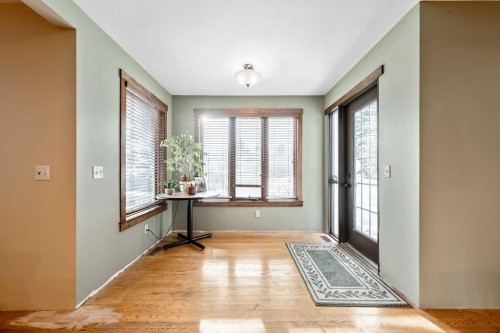 15 Strathlorne Bay Sw, Calgary, AB - Indoor Photo Showing Other Room