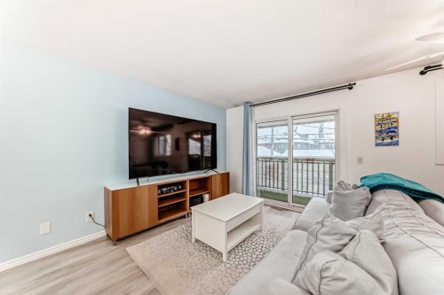 7-2019 2 Avenue Nw, Calgary, AB - Indoor Photo Showing Living Room