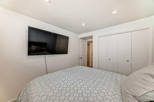 7-2019 2 Avenue Nw, Calgary, AB - Indoor Photo Showing Bedroom