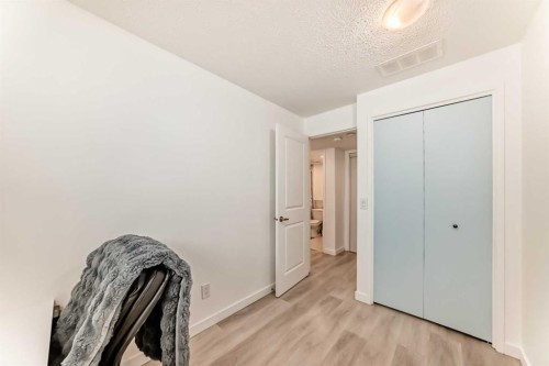 7-2019 2 Avenue Nw, Calgary, AB - Indoor Photo Showing Other Room