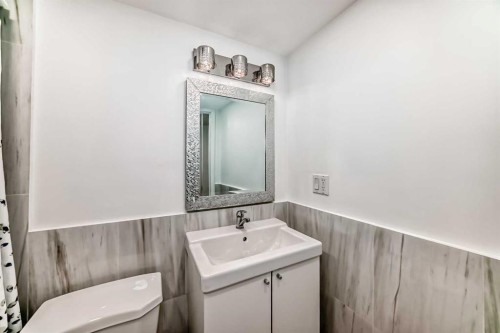 7-2019 2 Avenue Nw, Calgary, AB - Indoor Photo Showing Bathroom