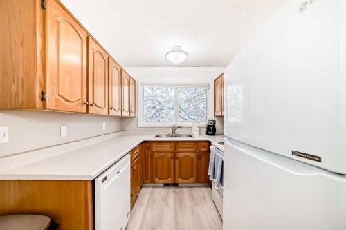 7-2019 2 Avenue Nw, Calgary, AB - Indoor Photo Showing Kitchen With Double Sink