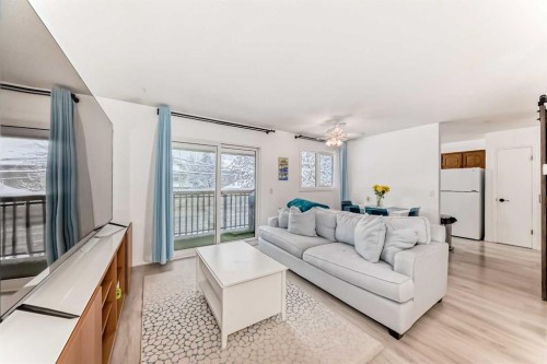 7-2019 2 Avenue Nw, Calgary, AB - Indoor Photo Showing Living Room