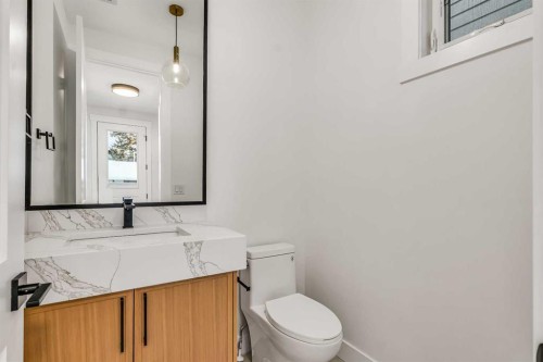 642 25 Avenue Nw, Calgary, AB - Indoor Photo Showing Bathroom
