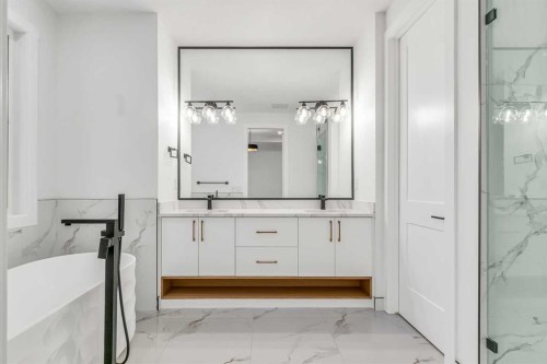 642 25 Avenue Nw, Calgary, AB - Indoor Photo Showing Bathroom