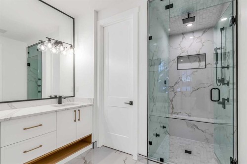 642 25 Avenue Nw, Calgary, AB - Indoor Photo Showing Bathroom