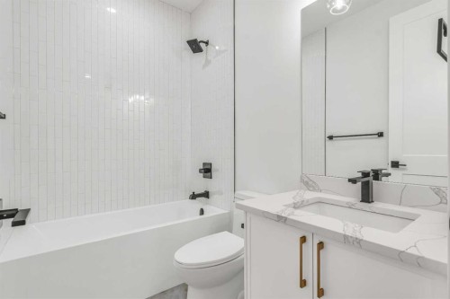 642 25 Avenue Nw, Calgary, AB - Indoor Photo Showing Bathroom