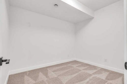 642 25 Avenue Nw, Calgary, AB - Indoor Photo Showing Other Room