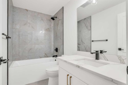 642 25 Avenue Nw, Calgary, AB - Indoor Photo Showing Bathroom