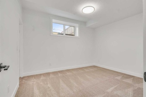642 25 Avenue Nw, Calgary, AB - Indoor Photo Showing Other Room