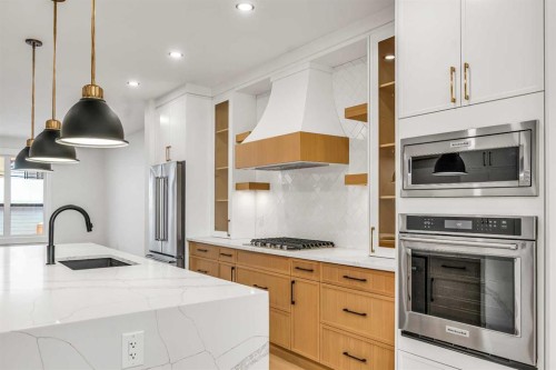 642 25 Avenue Nw, Calgary, AB - Indoor Photo Showing Kitchen With Upgraded Kitchen