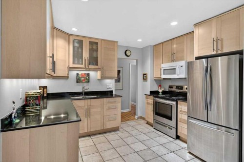 2808 35 Street Sw, Calgary, AB - Indoor Photo Showing Kitchen