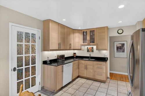 2808 35 Street Sw, Calgary, AB - Indoor Photo Showing Kitchen