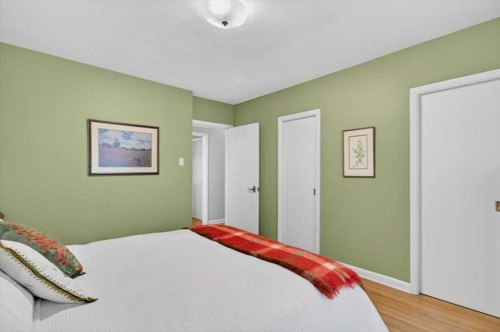 2808 35 Street Sw, Calgary, AB - Indoor Photo Showing Bedroom