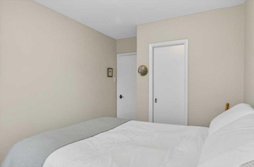 2808 35 Street Sw, Calgary, AB - Indoor Photo Showing Bedroom