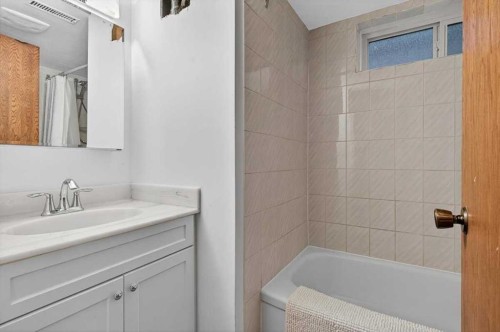 2808 35 Street Sw, Calgary, AB - Indoor Photo Showing Bathroom