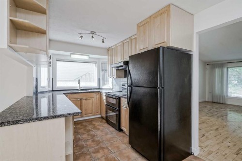 128 Bermuda Drive Nw, Calgary, AB - Indoor Photo Showing Kitchen