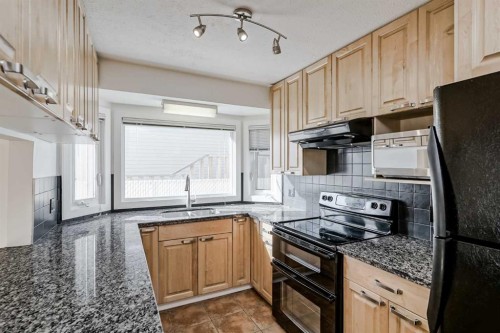 128 Bermuda Drive Nw, Calgary, AB - Indoor Photo Showing Kitchen