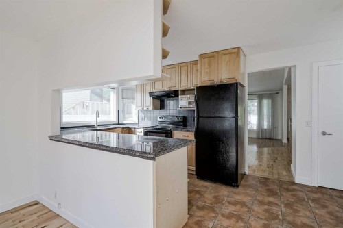 128 Bermuda Drive Nw, Calgary, AB - Indoor Photo Showing Kitchen